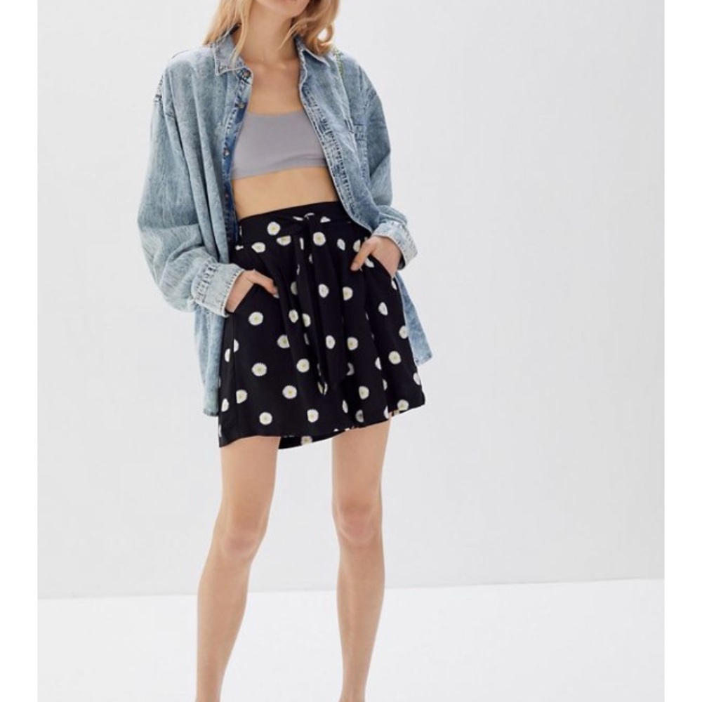 NWT Daisy Short